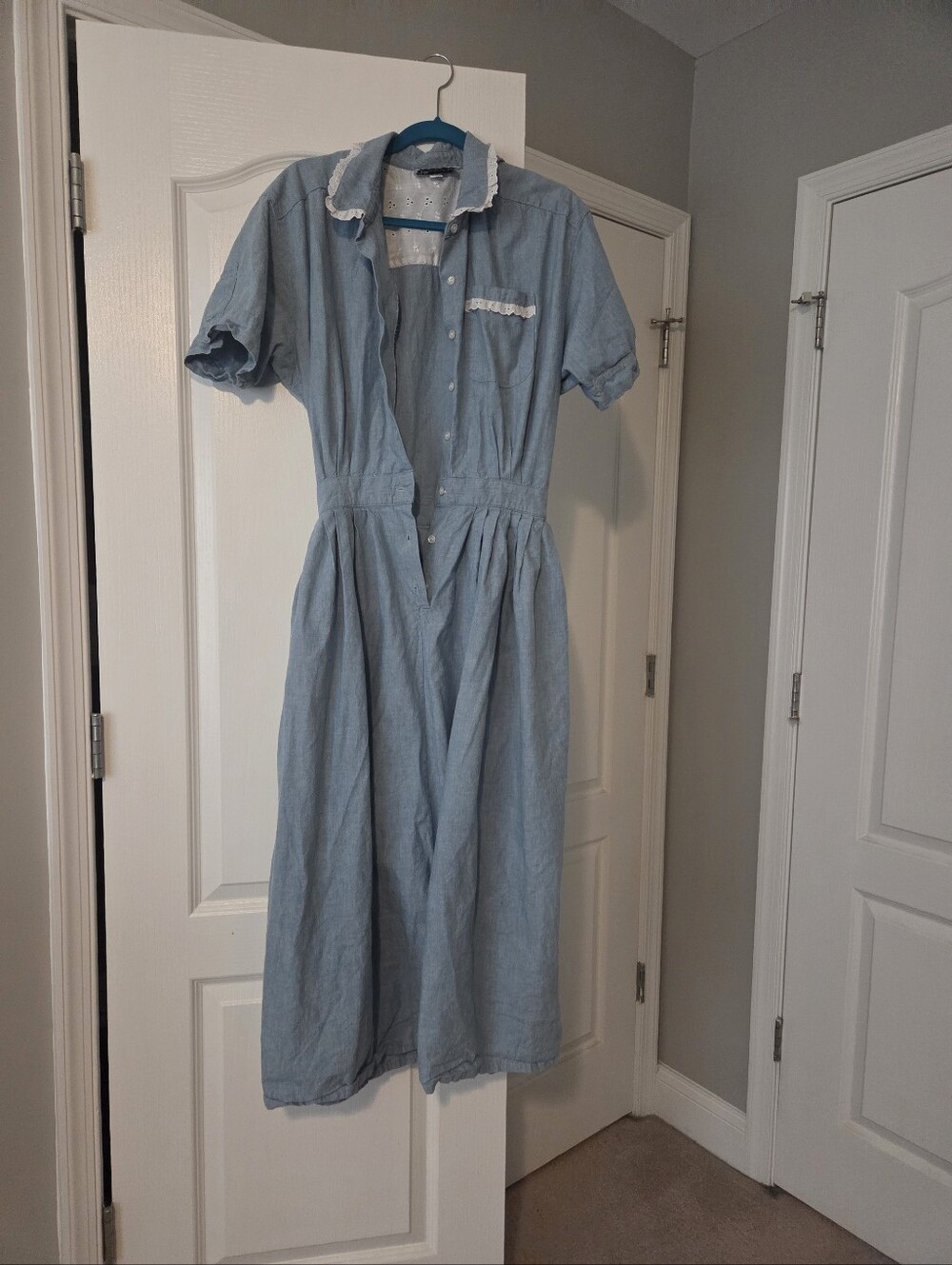 Light Blue Button-Front Midi Dress with Lace Trim M